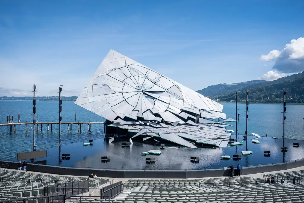 Mit dem 80-jährigen Jubiläum der Bregenzer Festspiele erlebt die Vierländerregion Bodensee 2026 ein außergewöhnliches Highlight. Zwischen See und Alpen spannt sich ein einzigartiger Kulturraum, in dem internationale Festivals,