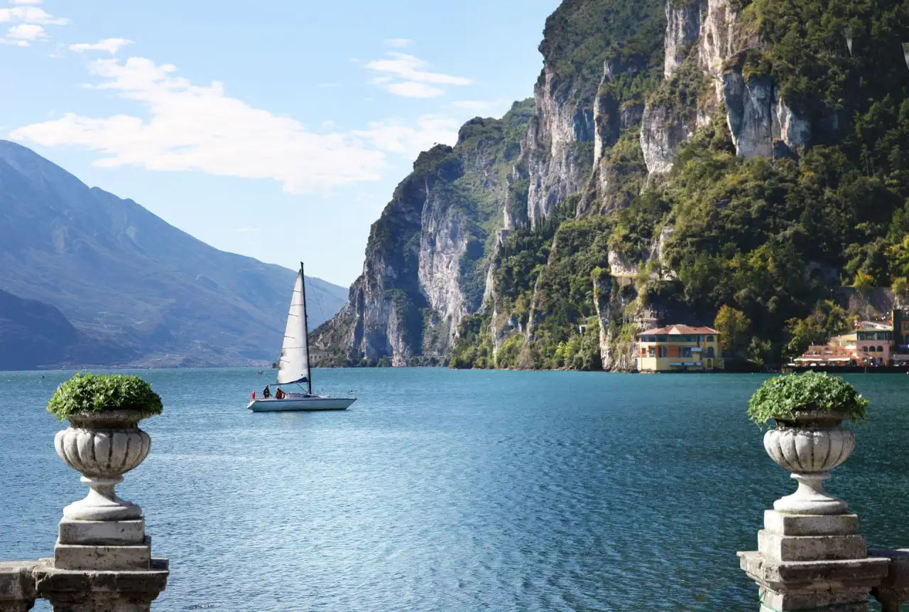 Der Gardasee zählt zu den wenigen Regionen Europas, in denen Windsurfen, Radfahren und Klettern auf so engem Raum zusammenkommen.