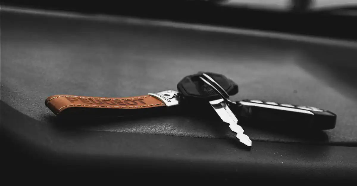 Autoschlüssel mit Lederanhänger auf schwarzer Fläche in kontrastreichem Licht