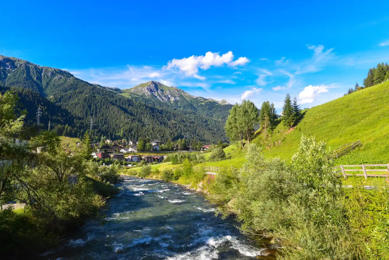 St. Anton am Arlberg gilt seit über einem Jahrhundert als eines der bekanntesten Wintersportorte der Alpen und hat sich diesen Ruf über Generationen erarbeitet.