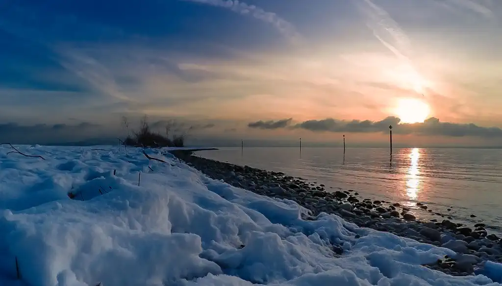 Der Bodensee wird oft mit Sommer verbunden: baden, Rad fahren, draußen sitzen, Eis essen, Sonnenuntergänge am Wasser. Im Winter wirkt die Region leiser, aber genau das kann spannend sein.