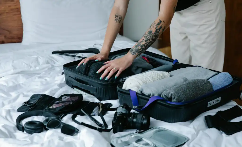 Viele Menschen starten in den Urlaub mit dem Wunsch, endlich herunterzukommen. Trotzdem beginnt die Auszeit oft hektisch: schnell packen, letzte Mails beantworten, früh losfahren, unterwegs noch etwas organisieren und am Ziel direkt überlegen, was zuerst erledigt werden soll.
