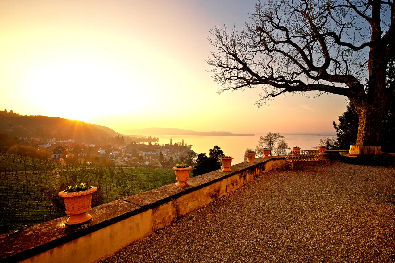 So lieblich das Schloss, so herrschaftlich der Blick: Hoch über dem Schweizer Bodensee thront der Arenenberg mit seiner Schloss- und Parkanlage auf drei Ebenen.