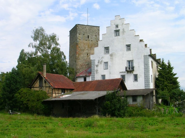 Die Burg liegt nördlich des Kressbronner Ortsteils Betznau und östlich von Gießenbrücke und ist in Privatbesitz. Die Burg liegt nördlich des Kressbronner Ortsteils Betznau und östlich von Gießenbrücke und ist in Privatbesitz.