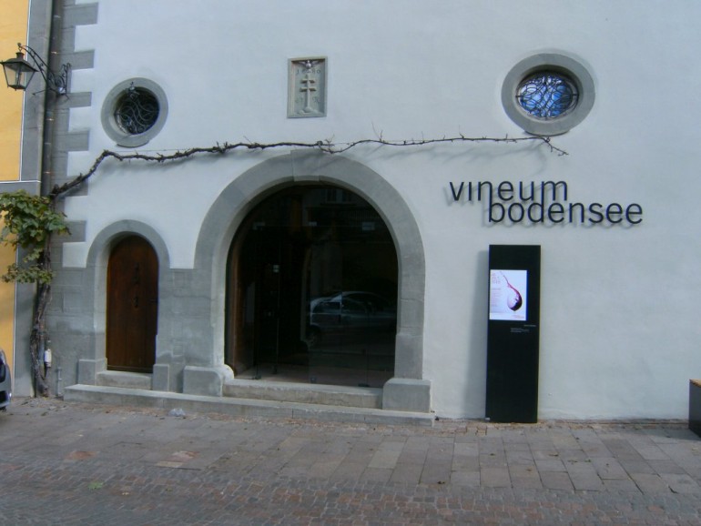 Das vineum bodensee ist eines der außergewöhnlichsten Museen am Bodensee und widmet sich der Kulturgeschichte des Weines in Meersburg und der gesamten Region. Das vineum bodensee ist eines der außergewöhnlichsten Museen am Bodensee und widmet sich der Kulturgeschichte des Weines in Meersburg und der gesamten Region.