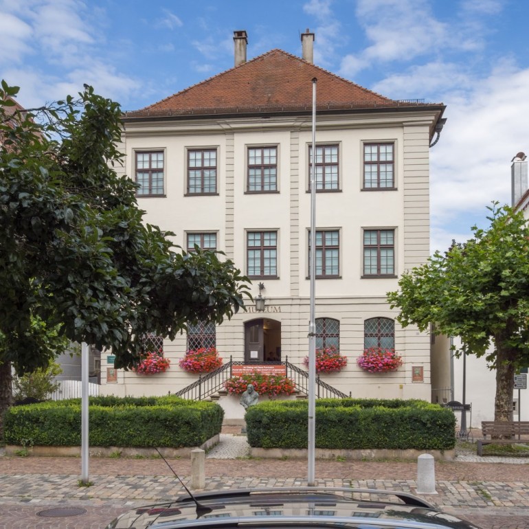 Mitten im Herzen von Langenargen, direkt gegenüber der spätbarocken Pfarrkirche St. Martin und dem historischen Hospital zum Heiligen Geist, liegt im ehemaligen Pfarrhof das Museum Langenargen Mitten im Herzen von Langenargen, direkt gegenüber der spätbarocken Pfarrkirche St. Martin und dem historischen Hospital zum Heiligen Geist, liegt im ehemaligen Pfarrhof das Museum Langenargen