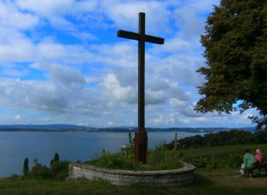 Wer den Höhenweg entlang der Reben zwischen Meersburg und Hagnau entlangspaziert, erreicht einen der schönsten Aussichtspunkte der Region: das Wetterkreuz Meersburg. Wer den Höhenweg entlang der Reben zwischen Meersburg und Hagnau entlangspaziert, erreicht einen der schönsten Aussichtspunkte der Region: das Wetterkreuz Meersburg.