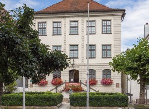 Mitten im Herzen von Langenargen, direkt gegenüber der spätbarocken Pfarrkirche St. Martin und dem historischen Hospital zum Heiligen Geist, liegt im ehemaligen Pfarrhof das Museum Langenargen Mitten im Herzen von Langenargen, direkt gegenüber der spätbarocken Pfarrkirche St. Martin und dem historischen Hospital zum Heiligen Geist, liegt im ehemaligen Pfarrhof das Museum Langenargen