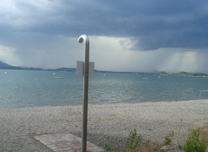 Das Strandbad befindet sich im hinteren Bereich der Halbinsel Mettnau. Es bietet eine Vielzahl von Sportmöglichkeiten und Einrichtungen im Strandbad.